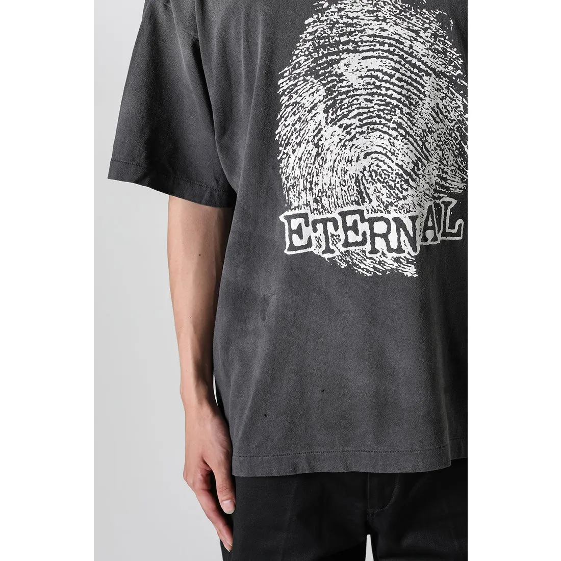 SAINT Mxxxxxx CHOSEN SS TEE/BLK Burst pattern/fingerprint print Chosen Tee Washed black S-XL Look for cylindrical fabrics without side seams. Don’t buy open-width fabrics anymore. It’s boring. Assute garment dyeing. Spray the whole piece with Ma Liu. Re-spray heavy fade. Collar and cuffs are frayed. Many places are broken. Authentic grade printing restored. Original consistent main mark/wash mark/with little angel anti-counterfeiting label.